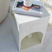 Table d'appoint blanche peinte Vandana Sierra Novara, design minimaliste moderne