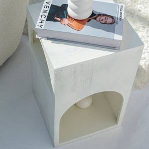 Mesa Auxiliar Arqueada Pintada en Blanco Vandana Sierra Novara, Diseño Moderno y Minimalista - Product Image 3