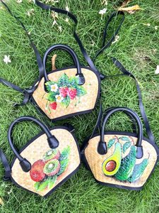 Sac en jonc de mer fabriqué à partir de fibres naturelles de jonc de mer pour porter à l'épaule et pour un style estival, fait main au Vietnam - Product Image 4