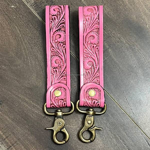 Porte-clés mignon en cuir rose embossé avec motif floral, en cuir véritable, avec sangle mousqueton, cadeau pour elle - Product Image 3