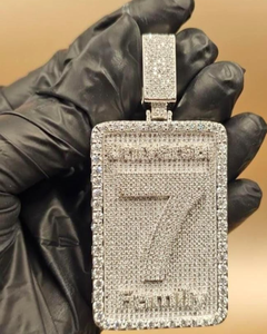 จี้เพชรโมอิสซาไนต์แบบ Iced-Out สั่งทำพิเศษสำหรับแร็ปเปอร์ สไตล์หรูหรา ฮิปฮอป เงินสเตอร์ลิง ชุบทอง 18K แบบ Claw Setting - Product Image 1