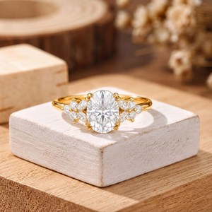 Anillo de compromiso con racimo de diamantes cultivados en laboratorio de forma ovalada, diseño nupcial de inspiración vintage, al mejor precio de fábrica. - Product Image 1