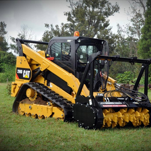 Chargeuse compacte sur chenilles CAT 299D avec attache broyeur forestier, débroussailleuse hydraulique pour défrichage et démontage d'arbres - Product Image 1