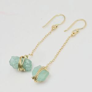 Boucles d'oreilles pendantes longues en jade vert naturel plaqué or 18 carats, enveloppées de fil, faites à la main - Cadeau pour elle - Product Image 2