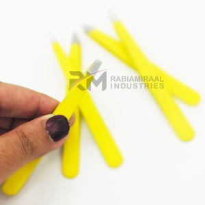 Pinza para Cejas RMI Silver Tip de Acero Inoxidable con Recubrimiento en Polvo Amarillo, Producto Superior - Product Image 1