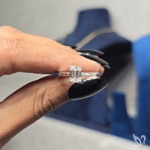 Bague de fiançailles solitaire cathédrale en or blanc 10 carats avec diamant de laboratoire taille émeraude 1 carat, bague de mariée minimaliste - Product Image 5