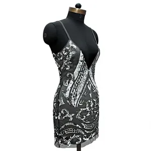 Robe moulante noire sexy à sequins, col en V, bretelles spaghetti, au-dessus du genou, motif géométrique, en tulle, coupe fourreau - Product Image 3
