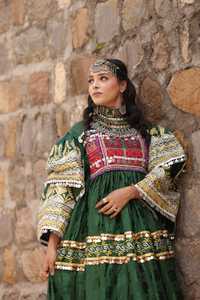 Exquisito vestido de novia tribal afgano Kuchi, ricamente bordado en verde esmeralda y rojo granate con adornos de monedas tradicionales. - Product Image 6