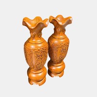 Une paire de vases sculptés à la main au design éclectique, chacun mesurant 38 cm de haut, fabriqués en bois de rose massif.