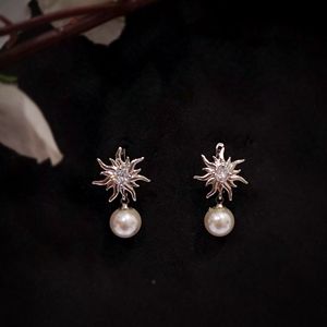 Pendientes colgantes Sunburst Pearl Drop con perla de agua dulce – Elegantes pendientes colgantes para mujer - Product Image 1