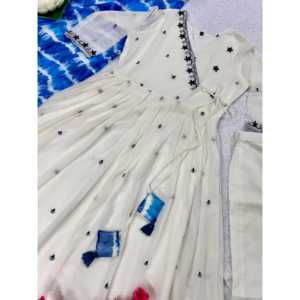 Magnifique robe Anarkali et pantalon avec dupatta pour les fêtes, tissu en mousseline respirant, manches trois-quarts, élégant - Product Image 2