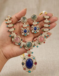 Ensemble collier et boucles d'oreilles Kundan Polki en pierres bleues et roses, plaqué or, pavé de CZ, bijoux de mariage indiens faits à la main pour femmes - Product Image 4