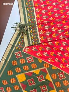 Sari en soie PochamPally pour occasions spéciales avec motif tissé Meena et Zari sur toute la surface - Collection Saree Love avec pallu contrastant et blouse - Product Image 4