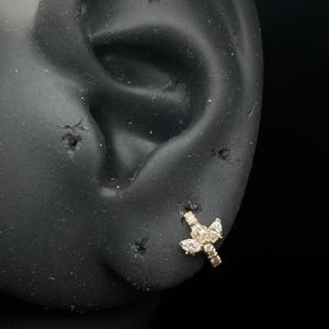 ต่างหูเพชรทรงกลม Serene Lotus ประดับเพชรแล็บโกรว์ ทอง 14K สำหรับเจาะกระดูกอ่อนหูและสวมใส่ในชีวิตประจำวัน - Product Image 5