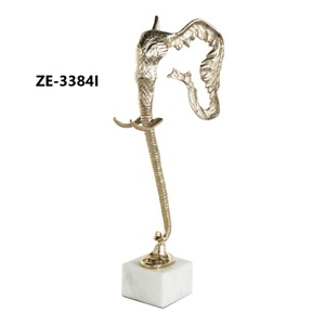 Sculpture en métal artisanale contemporaine, décoration artistique élégante pour appartements de luxe, villas, hôtels et complexes hôteliers, décoration dorée de luxe - Product Image 1