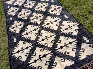 Tapis de salon rectangulaire en laine écologique, fait main, tufté à la main, motif géométrique, style Kilim, à poils moyens, facile d'entretien, par Krafterscustom - Product Image 1
