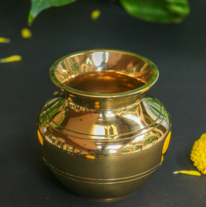 Recipiente kalash de latón con incrustaciones intrincadas y adornos de ídolos divinos para rituales sagrados, disponible a precios de mayorista. - Product Image 5