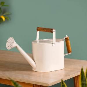Regadera de metal negra con pintura de flores amarillas para uso en jardinería - Product Image 3