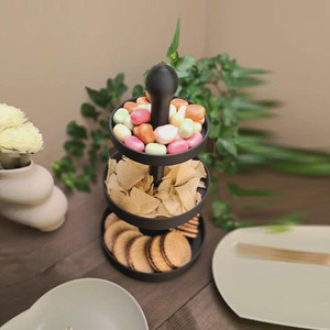 Support à gâteau noir mat à trois niveaux avec étagères circulaires graduées, un pilier de support central et une poignée supérieure - Product Image 5