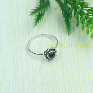 Bague en Onyx Noir Naturel Rond Cabochon, Argent Sterling 925, Faite à la Main, Sertissage Floral, Bague Minimaliste en Pierre Précieuse pour Femme - Product Image 2
