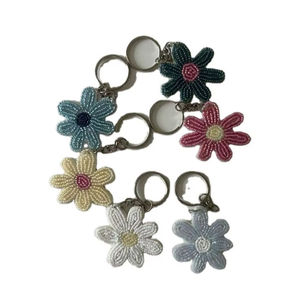 Porte-clés/Anneau porte-clés léger et durable, brodé à la main avec des perles de rocaille, motif floral coloré, fabriqué en Inde - Product Image 1