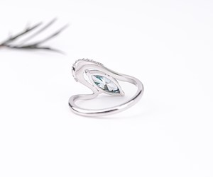 Anillo de Oro Blanco de 14K OM GEMS, Anillo Envolvente con Diamante Azul de Laboratorio de Corte Marquesa de 0.80 CT, Anillo Personalizado para Fiesta de Mujer - Product Image 3