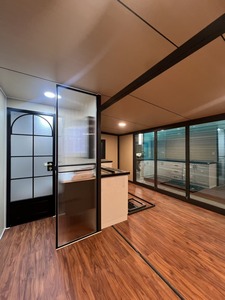 Casa Container Espandibile a Doppia Ala da 20 Piedi, Villa Prefabbricata Mobile, Struttura in Pannelli Sandwich di Acciaio Estensibile, Casa di Campagna per Esterni - Product Image 5