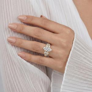 Bague de fiançailles minimaliste légère et unique en or 14 carats avec diamant de laboratoire taille marquise brillant de 2,00 carats pour femme - Product Image 1