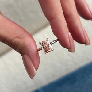 Bague en diamant rose intense fantaisie radiant allongé de 2 carats, cultivé en laboratoire, bague de fiançailles en diamant rose clair, certifiée IGI - Product Image 2