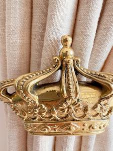 Ganchos para Cortinas de Pared con Acabado Dorado en Forma de Corona, Ideales para un Estilo Interior Elegante y Detalles Decorativos para Habitaciones, Venta al por Mayor desde India - Product Image 4