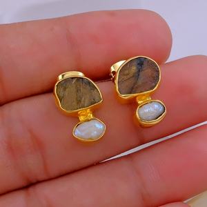Boucles d'oreilles clous tendance pour femme en labradorite et perle, pierre de naissance de février, en laiton plaqué or, sertie brute, pour mariage et fiançailles - Product Image 4