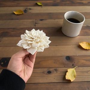 Flor de Madera Sola Dahlia Tessellation Hecha a Mano y Sostenible, 8.5 CM, con Varilla de Fibra Vegetal de Sesbania - Product Image 5