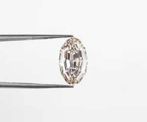 OM GEMS Diamant ovale taille étagée de 3,54 carats, couleur Champagne Fancy Vivid, percé au laser, rempli, cultivé en laboratoire, certifié IGI, pour fiançailles - Product Image 1