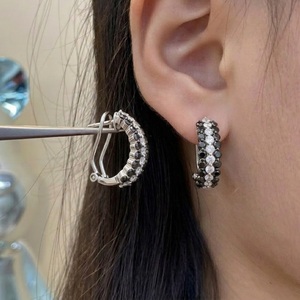 Boucles d'oreilles créoles modernes en or blanc 18 carats avec diamants noirs et blancs, pavé 3 rangs, fermoir à clip articulé, pour cadeau d'anniversaire de luxe - Product Image 2