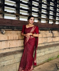 Sari de seda verde claro listo para enviar, vestido tradicional indio estilo Banarasi, sari drapeado con borde estampado para ceremonias. - Product Image 3