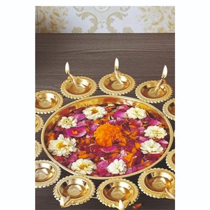 Bol Urli traditionnel en laiton avec supports pour Diya, pour la décoration de Diwali, pot à fleurs flottant, centre de table festif pour mariage, cadeau Urli - Product Image 4
