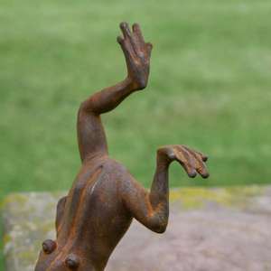Sculpture de grenouille en fonte avec base, finition rouille, grenouille antique, ornements décoratifs, fournitures de jardin - Product Image 3