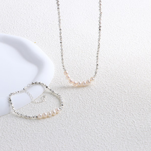 Collar de Cadena Geométrica Irregular con Perlas Naturales de Agua Dulce y Plata Rota, Elegante y Moderno, con Algunas Perlas - Product Image 3