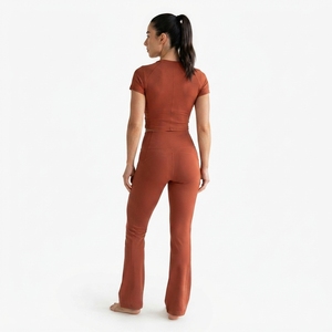 Conjunto Deportivo de Dos Piezas para Mujer: Top Corto de Manga Corta y Pantalones de Yoga de Cintura Alta y Pierna Ancha - Product Image 6