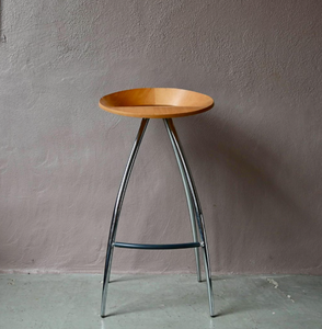 Tabouret de bar moderne en bois avec siège ergonomique incurvé et design robuste à quatre pieds, parfait pour le comptoir de cuisine et la salle à manger - Product Image 1