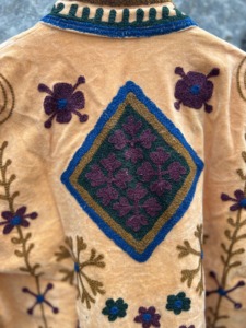 Chaqueta de Mujer de Terciopelo Tejido Acolchado Reversible Bordado a Mano |   Boho Floral Étnico Vintage Invierno |   Artesano Personalizado - Product Image 2