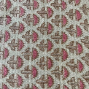 Tela de algodón estampada a mano – Patrón geométrico Buti |   Textil Indio Contemporáneo en Tonos Marrón y Rosa - Product Image 2
