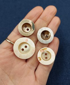 Juego de 4 Botones Lavables de Hueso de Búfalo Auténtico de 4 Agujeros al Mejor Precio para Blazers, Trajes y Abrigos - Product Image 2