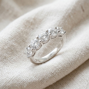 Anillo de Compromiso RIZTA JEWEL de Plata de Ley 925 con Cinco Piedras de Moissanita, Chapado en Rodio, Estilo Clásico, Banda Brillante con Pavé, para Boda - Product Image 3