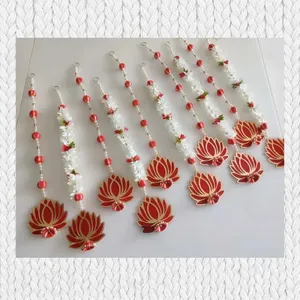 Élégant Toran suspendu Lotus Rouge avec perles et guirlandes florales blanches, écologique, fait main, réutilisable, design moderne pour la décoration de porte - Product Image 1