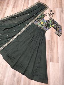 Costume Anarkali moderne en soie Vichitra prêt-à-porter avec broderie en fil de Zari pour mariage, Diwali et bal de promo - Product Image 5