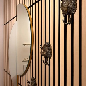 Gancho de pared de latón plateado estilo pavo real, elegante organizador adecuado para colgar llaves de entrada, cordones y artículos pequeños, de la India. - Product Image 3