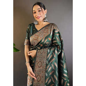 ชุดราตรีผ้าไหมเนื้อนุ่มสีเขียวขวด แบรนด์ Elite Weaves รุ่น Paan ประดับด้วยงานทอสามชั้นด้วยดิ้นทอง - Product Image 2