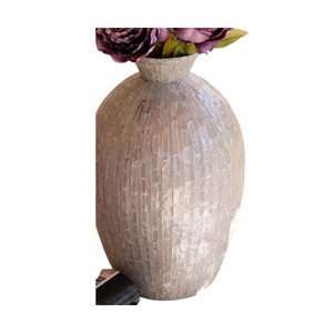 Jarrón Decorativo Moderno MOP, Diseño Ovalado Hecho a Mano, Acabado Gris Plateado - Product Image 4