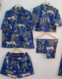 Conjunto de pijama 100% algodón con estampado serigrafiado y camisa con botones para mamá e hijos. - Product Image 1